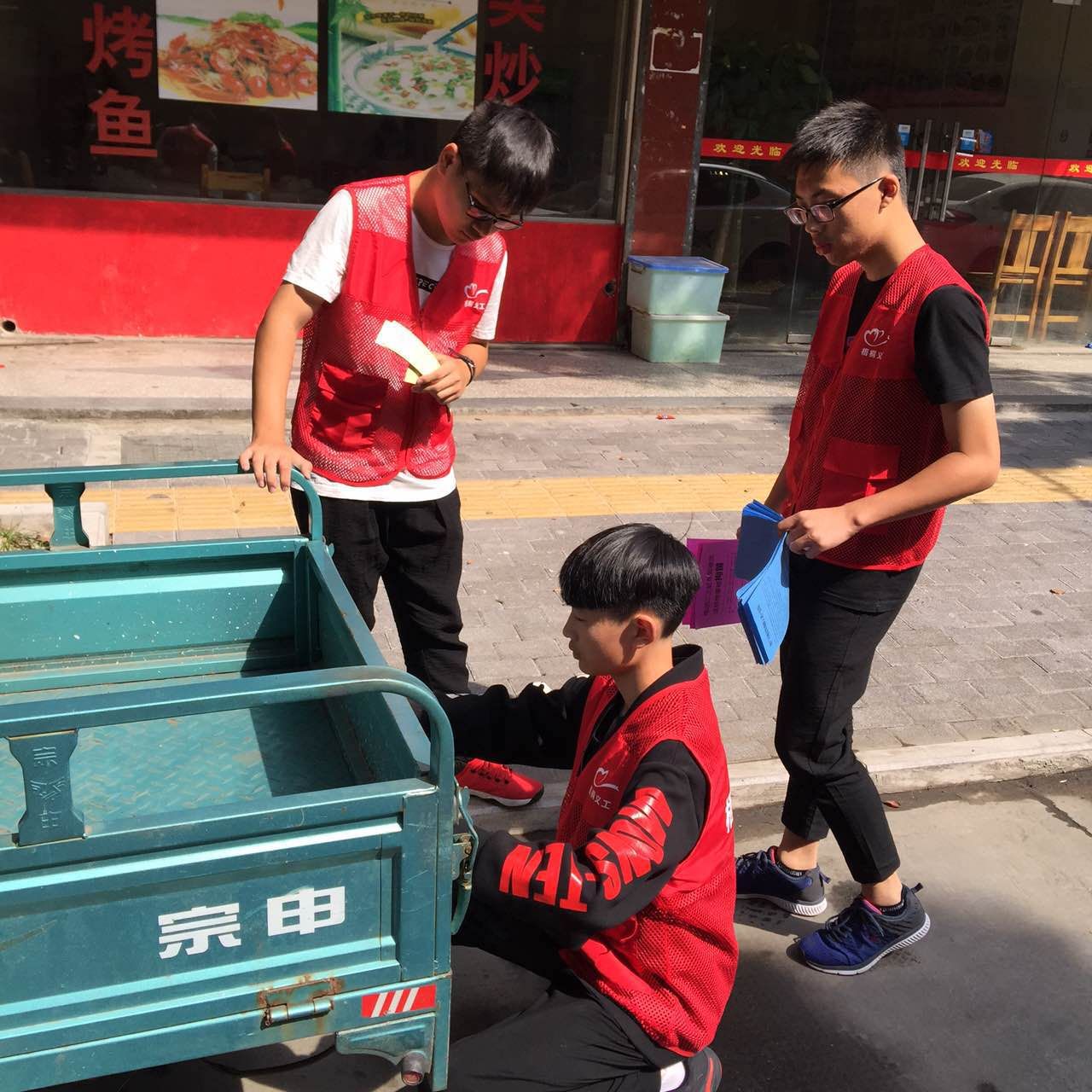 同庆社区组织青少年上街分发电动车安全出行宣