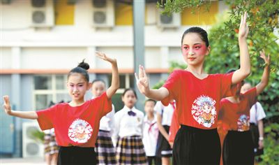 小学生体验戏曲魅力