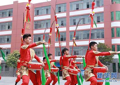 小学生绘制冬奥吉祥物