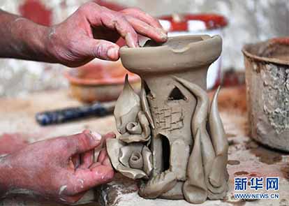 小学生绘制冬奥吉祥物