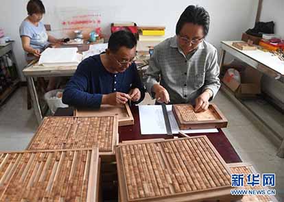 小学生绘制冬奥吉祥物