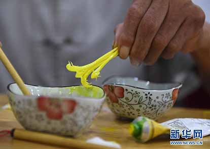 小学生绘制冬奥吉祥物