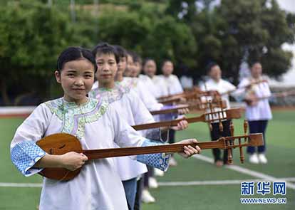 小学生绘制冬奥吉祥物