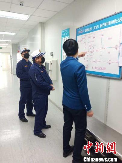 北京市消防救援总队昌平支队为辖区内新增的2家涉疫用品生产企业送上消防安全服务。　主办方供图 摄