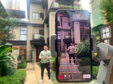 图：广西的“卖房小哥”唐林正在淘宝直播“云卖房”