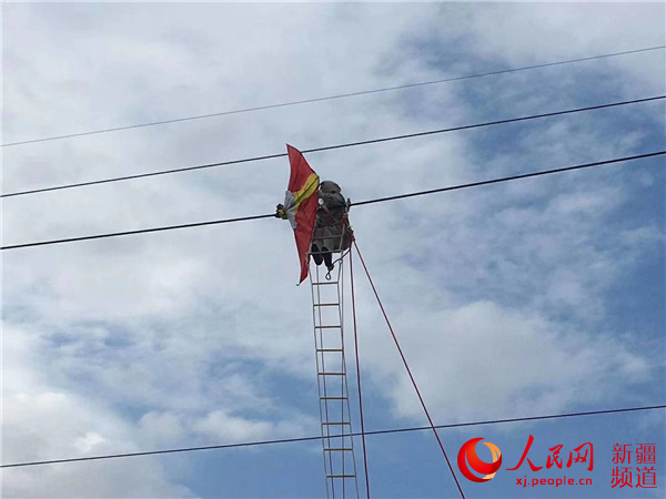 新疆昌吉電網運維人員緊急帶電取風箏保障供電線路安全