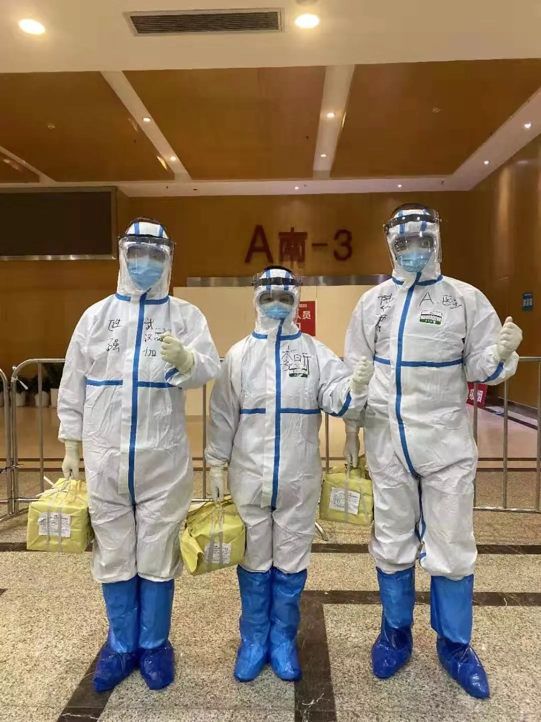《医护人员心理防护手册》：一定避免让医护人员感到孤独、觉得是一个人在战斗