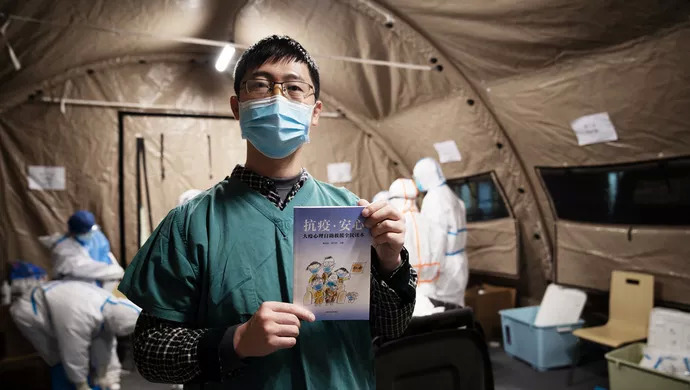 《医护人员心理防护手册》：一定避免让医护人员感到孤独、觉得是一个人在战斗