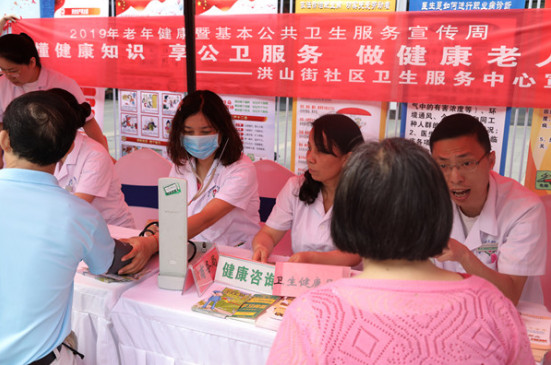 洪山举行安全教育宣传 市民现场体验VR逃生紧急救援